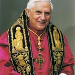 Benedykt XVI potępił włączanie do Eucharystii obrzędów innych religii