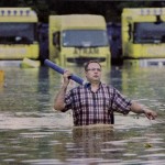 Kolejny idiotyzm fiskusa: „Opodatkować pomoc powodzianom”