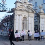 „Homofobiczna” demonstracja pod Uniwersytetem Warszawskim