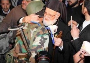 Patriarcha Syryjskiego Kościoła Ortodoksyjnego dziękuje żołnierzowi z armii rządowej za uwolnienie przez armię zakładników FSA w mieście Homs