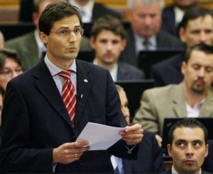 Márton Gyöngyösi przemawiający w węgierskim parlamencie, za: Wikipedia.hu