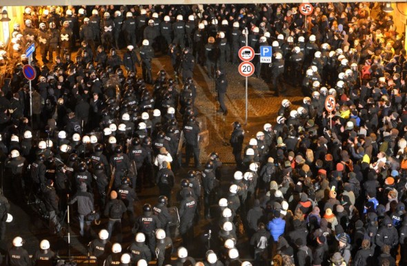 Powyżej: policja oddziela nacjonalistów od lewackich bojówkarzy w Dreźnie