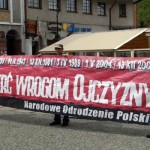 Nacjonalizm na ulicach Kołobrzegu – stoisko z wydawnictwami, rozmowy, formacja