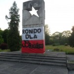 Żary: „Nieznani sprawcy” zasłonili pomnik sowieckich okupantów