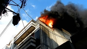Płonący budynek w Homs