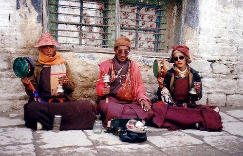 Buddyjscy mnisi z Tybetu, fot. Wikimedia