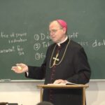 Bp Donald J. Sanborn: Coraz więcej nieważnych chrztów Novus Ordo